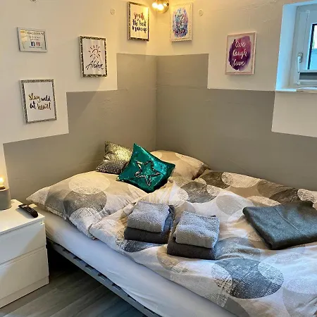 Modernes Zimmer Mit Kuechenzeile Und Bad Denkte Exterior photo