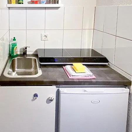 Modernes Zimmer Mit Kuechenzeile Und Bad Denkte Exterior photo